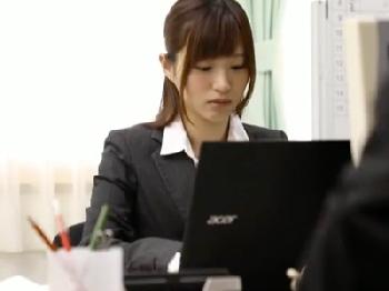 部下オフィスレディに見下されながら相互オナニーする部長さんW美少女OL天使もえのエロ動画