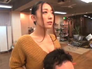 『お加減どうですか？』カットしながらフェラチオコキしてくれる神美容室お姉さんギャル手コキのエロ動画