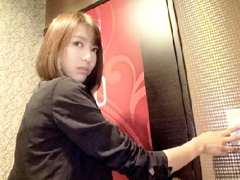 モデル並みの居酒屋店員をデリバリーできちゃったラッキーな素人男性巨乳お姉さんのエロ動画