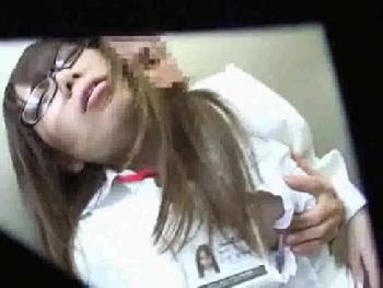 エレベーターの中で痴漢されて凌辱されるOLさんを隠し撮り!お姉さんレイプ盗撮のエロ動画