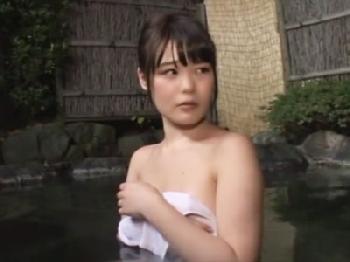 可愛い娘が男女混浴風呂で生き別れの父と偶然再会→大きくなったバストでパイズリ親孝行W美少女痴女フェラのエロ動画
