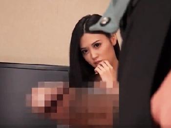 突如下半身を露出した業者男に怒りながらも見入ってしまった細身お姉さんが‥痴女顔射フェラのエロ動画