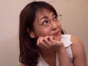 「もうこんなに大きくなってる…」痴女お姉さんが巨大チンポに性的興奮しちゃって精液欲しがる巨乳フェラ手コキのエロ動画