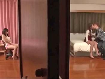 隣で仲良ししてるお姉ちゃんカップルに欲情して寝取る妹巨乳美少女オナニーのエロ動画