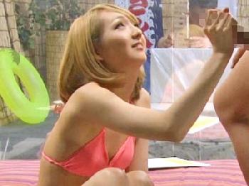 ハワイ旅行のために夫の前で素股→エスカレート性行為素人ギャル人妻のエロ動画