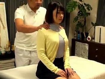 『ぁ、、、そこイイです♡』何も知らずに整体へやってきた巨大乳房素人さんがヘンタイオヤジに寝取られる！巨乳盗撮マッサージのエロ...