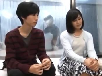 ガラス越しに夫がいる状態で息子を筆おろしする淫乱妻素人人妻近親相姦のエロ動画