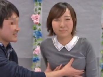 『ここでするんですか？…恥ずかしぃ…』大学生カップルを謝礼で釣る！避妊なしの愛の中出し素人美少女のエロ動画