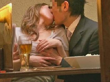 居酒屋の個室でこっそりぶち込んじゃう色情ギャル巨乳素人のエロ動画