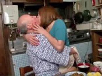 オッサンイチモツの上で跳ねまくって潮吹きオーガズムする童顔女子校生美少女ロリ痴女顔射生田みくのエロ動画