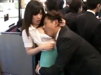 タイトスカート履いたお姉さんの桃尻に我慢できず痴漢交尾!レイプのエロ動画