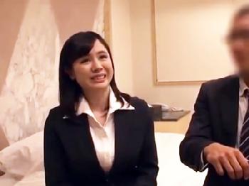 二児の子を持つ上司を誘惑する部下オフィスレディ→密通ホテルパコに発展！素人美少女痴女OL盗撮のエロ動画