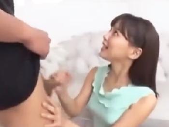 『わぁ～オジサンすっごぃ♡』夜行バスの暗がりの中、痴女女子校生に淫語で責められながら無限射精素人美少女ロリのエロ動画