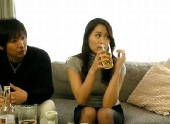 泣きボクロが印象的でいつも美人な近所の奥さん→昼間っから一人でマスターベーションしている欲求不満を抑えきれずに一線越え！痴女...