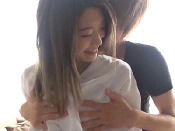 イケメンの優しい愛撫に笑顔がこぼれて感じちゃう細身美形少女素人美少女のエロ動画