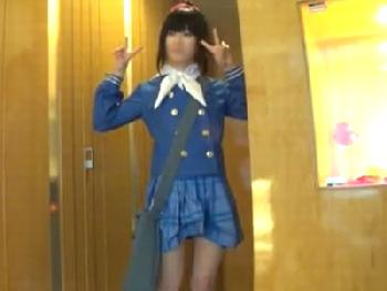 細見華奢な天然美形少女系のレイヤーさんと2人っきりの部屋でオフハメ撮り素人美少女ロリコスプレのエロ動画