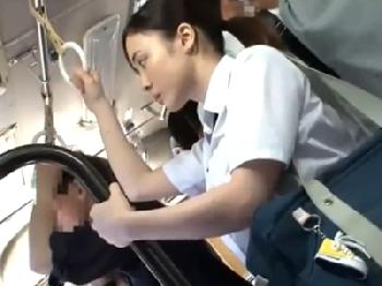 バス内で巨乳女子校生に痴漢→そのまま公衆の門前で強姦素人レイプのエロ動画