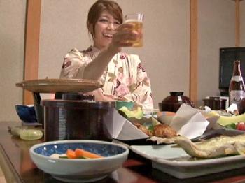 夫とマンネリ化した素人主婦が浮気相手と温泉旅行で中出しファック巨乳人妻のエロ動画
