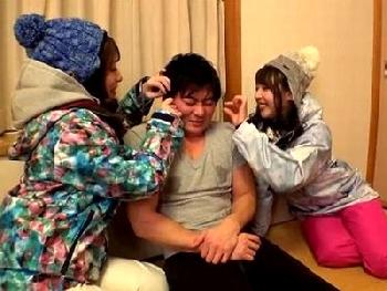 雪国のゲレンデで素人2人をナンパ!ガチカワ美形少女たちが意外にノリ良く大乱交にW美少女ロリハメ撮り3Pのエロ動画