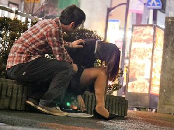 酔いつぶれたオフィスレディを介抱するフリで人気のない場所に連れ込み痴漢陵辱巨乳素人OLレイプのエロ動画