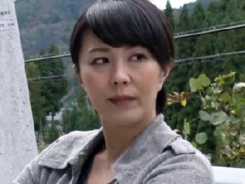 『青姦‥？待ってました』ハゲオヤジとノリでヤっちゃうビックおっぱい中年女巨乳痴女人妻熟女露出のエロ動画