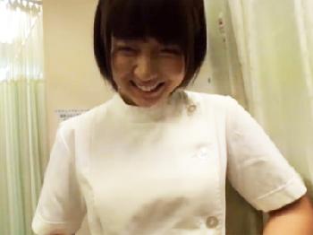 鍼灸院で働くビックおっぱい女子大生を突撃取材→店内パコしたらとんでもない淫乱だった巨乳素人美少女痴女ハメ撮り乱交のエロ動画