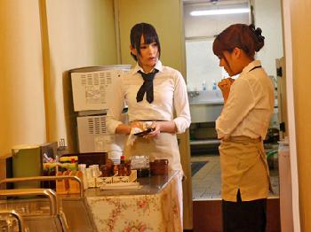 アルバイト先のレストランの客につけられ押し込みレイプされる店員巨乳美少女のエロ動画
