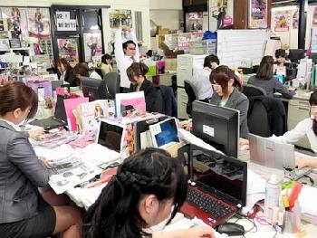 女性社員24人に対して男は3人…ハーレム状態の中でオフィスレディたちに揉みくちゃにされる大乱交巨乳お姉さん痴女OLのエロ動画
