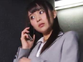 出張先のホテルで同部屋になった上司とヤッちゃう美形少女オフィスレディ美少女OL顔射のエロ動画