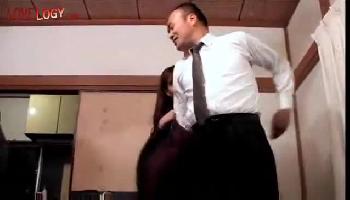 酩酊した夫の隣で上司の男に否応なしに肉棒ねじ込まれ中出し陵辱される美人奥さん人妻熟女フェラ手コキレイプのエロ動画