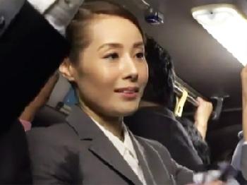 『私に性的興奮するなんて‥』男を忘れた淑女が久しぶりの肉棒の感触にうっとりして痴漢も拒めない熟女OLのエロ動画