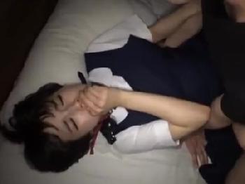 男を床に並べて次々連続騎乗位挿入→中出しさせてく美形少女美少女乱交裕木まゆのエロ動画