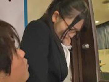 幼顔カワ女子校生のお尻を堪能→パイパンマンコに精液中出し素人美少女ロリのエロ動画