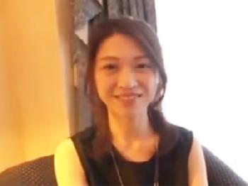 真面目そうな美人お姉さんがまさかのハメ撮り懇願→次第に高揚しちゃってHに変貌素人人妻のエロ動画