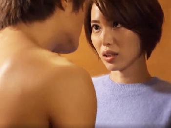 スレンダー妻の浮気ファック中ずっと夫からの着信が鳴り続ける‥お姉さん痴女人妻のエロ動画