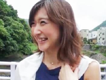 罪の意識を感じつつも背徳感とムラムラ興奮で絶頂絶頂オーガズムに達する不貞な性交W巨乳素人人妻ハメ撮りのエロ動画