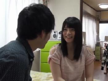 上原亜衣がファンの自宅を訪問!素人とペニ棒を搾り取る♡お姉さんロリ中出しフェラ手コキパイズリ3Pのエロ動画
