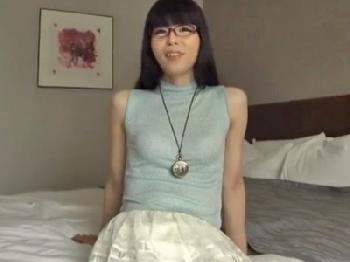 淫乱めがねな素人さんのお尻の穴に激ピス中出しセックス！お姉さんアナルのエロ動画