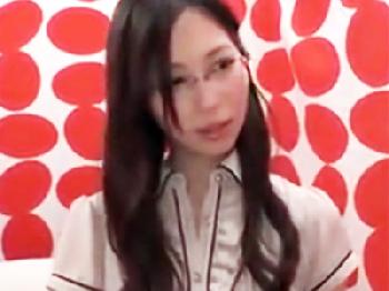 おしとやかな見た目なのに本性は尻軽女な清楚清純妻が野獣みたいな声を上げて絶叫アクメ素人人妻めがね中出しハメ撮りナンパのエロ動...