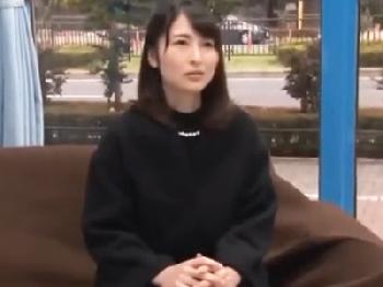 『え…何で中に?』マッサージ師の無許可中出しに呆然とするお嬢様素人ナンパのエロ動画