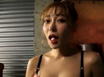 「イクッ!また逝っちゃぅ!」明日花キララのキメセク連続パコ!何度逝っても感度ビンビン丸W巨乳ギャル顔射のエロ動画