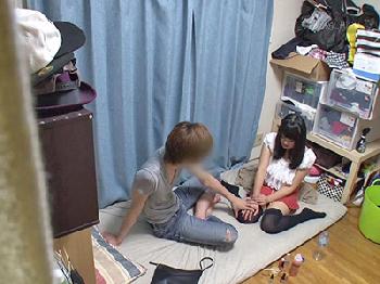 家にきてもなかなかヤラせてくれない女子大生に痺れを切らして媚薬を盛りSEX隠し撮り素人美少女盗撮のエロ動画