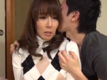 「イっちゃいそう‥？」パーティでみんなが酔って寝た後一番かわいい子に手コキしてもらうお姉さん痴女のエロ動画