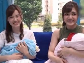 子持ちの美人奥さん2人が赤ちゃんの目の前で公開浮気乱交W素人人妻のエロ動画