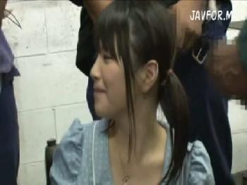 外人に囲まれ超ド級肉棒をフェラチオで精液摂取する童顔美形少女W美少女ロリ手コキのエロ動画