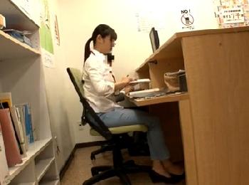 ガチな図書館秘書を犯す！メガネで静かそうな娘を狙って声殺しパコ素人OLめがねレイプのエロ動画