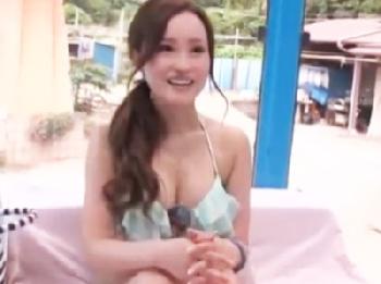 ビーチで見つけた美人なお姉さんにDT君のオナニーを手伝って欲しいとお願いしたら筆おろしに発展巨乳童貞のエロ動画