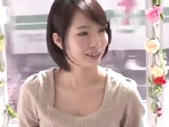 媚薬効果で感度ビンビンになった奥さんが巨大ペニスをぶち込まれエビ反りイキ！素人人妻潮吹きマッサージのエロ動画