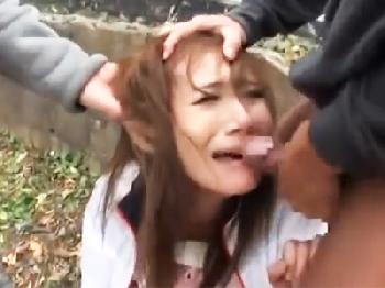 美形お姉さんを野外婦女暴行→嫌がるマ〇コに無許可でぶっこみ突きまくる巨乳ギャルフェライラマチオレイプ3P露出のエロ動画
