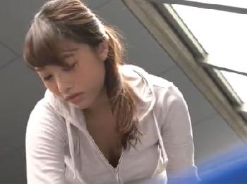 胸元への警戒が薄い美形マダムがゴミ捨てへ→色情した隣人に挿入されアクメ堕ちお姉さん人妻ぶっかけのエロ動画